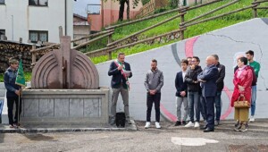 Un momento della cerimonia di inaugurazione del murale