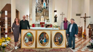 Il parroco Don Sandro Tirelli, Danielle Maion e Gian il camponese con il trittico donato
