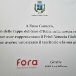 La targa dedicata dal comune ad Enzo Cainero