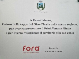 La targa dedicata dal comune ad Enzo Cainero