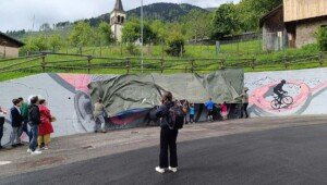 Il momento della svelatura dell'opera