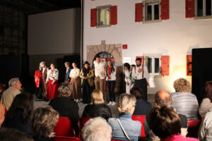 Gruppo teatrale atToroni al termine dello spettacolo Stupidi forse