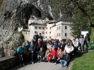 Gruppo all'entrata al Castello di Predjama
